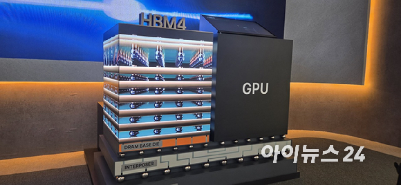 22일 서울 강남구 코엑스에서 개막한 반도체대전(SEDEX)의 SK하이닉스 전시관에 마련된 HBM4 전시공간.2025.10.22 [사진=박지은 기자]