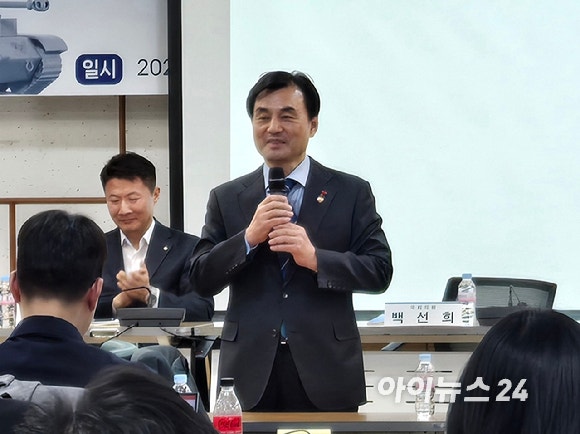 안규백 국방부 장관이 15일 국회에서 진행된 'K-방위산업 ESG(환경·사회·지배구조) 활성화 정책 토론회'에 참석하고 있다.[사진=최란 기자]