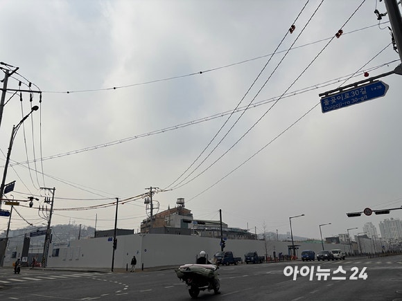 17년만에 공사에 착수하는 서울 성북구 장위10구역 재개발 현장 뒤로 구축 건물들이 보이고 있다.[사진=김민지 기자]