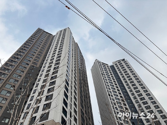 서울 성북구 장위10구역 재개발 현장 앞에 위치한 장위자이레디언트.[사진=김민지 기자]