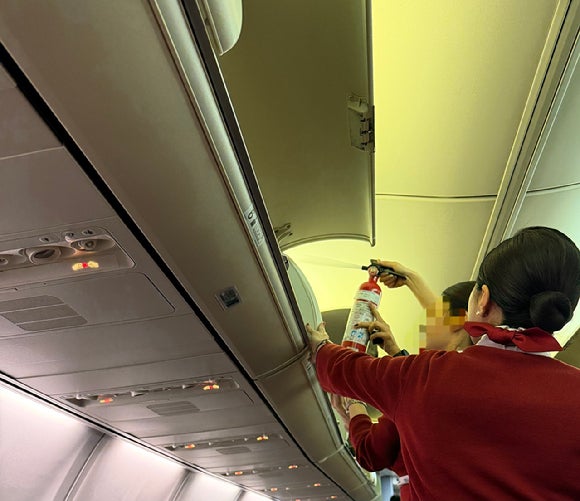 연기를 끄는 이스타항공 승무원들.[사진=연합뉴스]