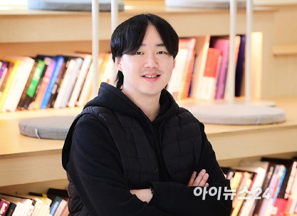 김진우 라이너 대표가 7일서울 마포구 동교동 라이너 본사에서 아이뉴스24와 인터뷰에 앞서 포즈를 취하고 있다.[사진=정소희 기자]