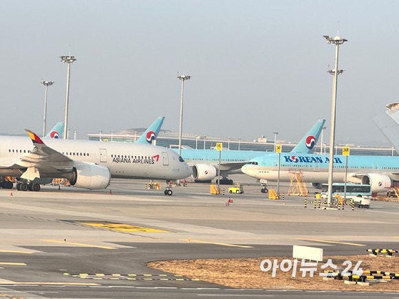 인천국제공항에 주기된 대한항공과 아시아나항공 항공기.[사진=양호연 기자]