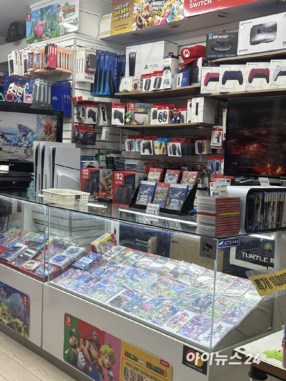 용산 전자상가의 한 매장에 PC 대신 게임기·콘솔 등 다른 품목들이 진열돼 있다.[사진=권서아 기자]