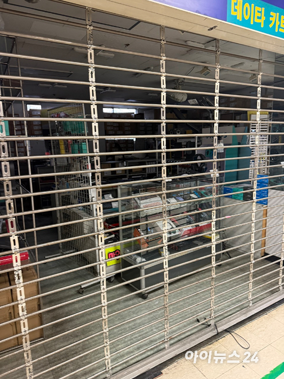 평일 오후 서울 용산 전자상가의 한 매장 셔터가 내려가 있다.[사진=황세웅 기자]