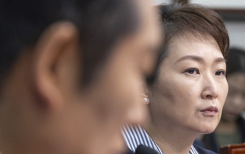 더불어민주당 이언주 최고위원이 지난해 11월 24일 국회에서 열린 최고위원회의에서 이날 예정된 당무위원회에서 논의될 '당원 1인 1표제' 관련해 제고 요청을 하는 발언을 하고 있다. 2025.11.24 [사진=연합뉴