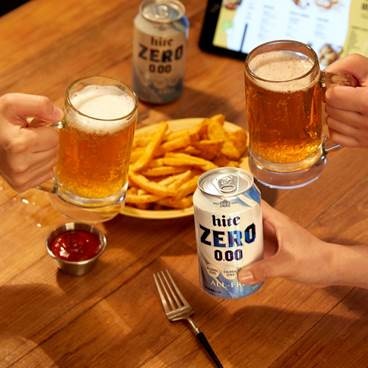 무알코올 맥주를 마시는 모습.[사진=하이트진로음료]