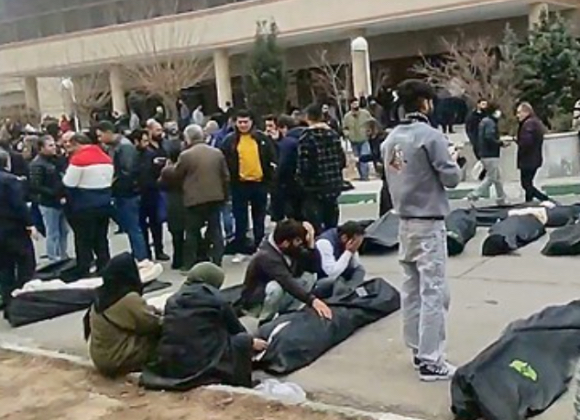 테헤란 외곽 법의학 시설인 카흐리자크 법의학센터 마당에 쌓인 시신.[사진=AP/연합뉴스]