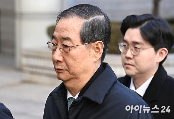 내란 우두머리 방조 혐의를 받는 한덕수 전 국무총리가 지난 21일 서울중앙지법에서 열린 1심 선고 공판에 출석하고 있다. [사진=곽영래 기자]