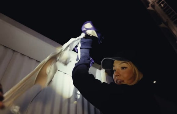 LA 명물에 속옷을 '주렁주렁'…'인종차별' 논란 배우, 또 구설수