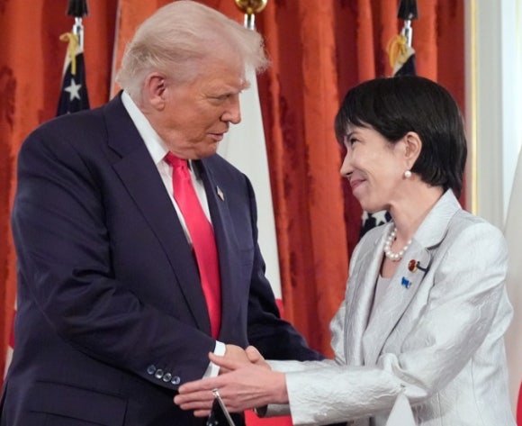 ドナルド・トランプ米大統領と高一真奈に日本首相が昨年10月28日、東京元赤坂迎賓館で会って握手している。 [写真=AP/連合ニュース]