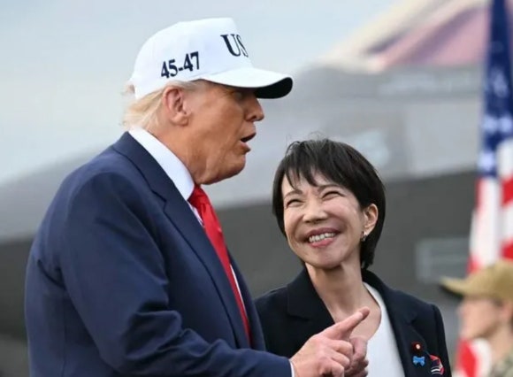 米海軍サミュエルパパロ提督(右)が昨年10月28日、日本横須賀米海軍基地に停泊中の米海軍航空母艦(USS)ジョージ・ワシントンに到着したドナルド・トランプ米大統領(左)と高一サナに日本首相を