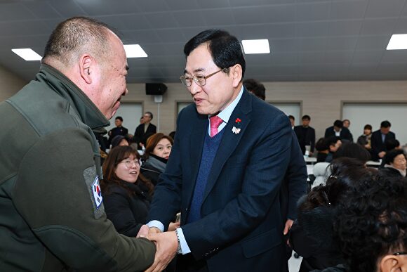 지난 1월 26일 주낙영 경주시장이 황오동 행정복지센터 2층 대회의실에서 열린 현장소통마당에서 주민과 악수하며 인사를 나누고 있다. [사진=경주시청]