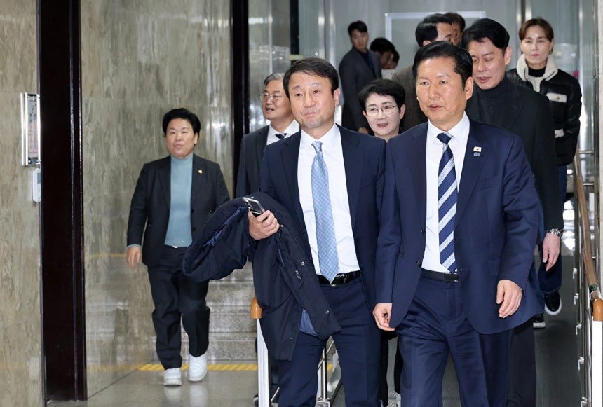 더불어민주당 정청래 대표와 한병도 원내대표가 22일 국회에서 열린 의원총회에 참석하고 있다. 2026.2.22 [사진=연합뉴스]