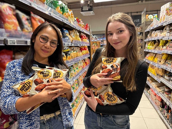 지난해 9월 오리온 꼬북칩이 프랑스 까르푸 전 매장에 입점됐다. [사진=오리온]