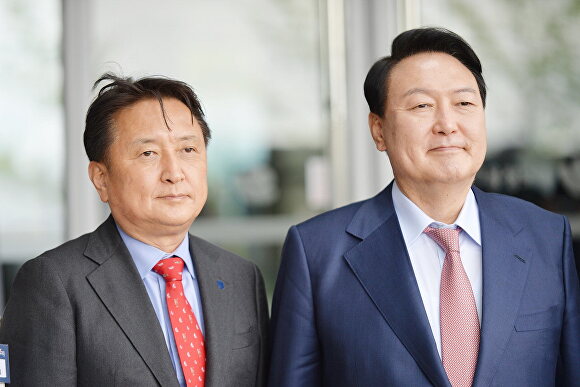 김영환(왼쪽) 국민의힘 충북지사 후보가 29일 청주를 방문한 윤석열 대통령 당선인과 사진 촬영을 하고 있다. 2022. 04. 29. [사진=김영환 국민의힘 충북지사 후보 캠프]