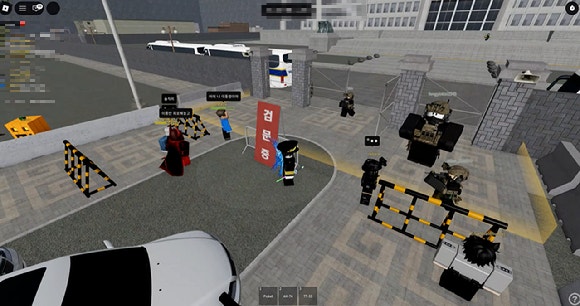 최근 전 세계 청소년들이 즐기는 게임 플랫폼 '로블록스'에서 12·3 계엄사태를 다룬 게임 '그날의 국회'가 등장해 논란이 됐다. 해당 게임은 현재 삭제된 상태다. 사진은 유튜브 캡처. [사진=유튜브 캡처]