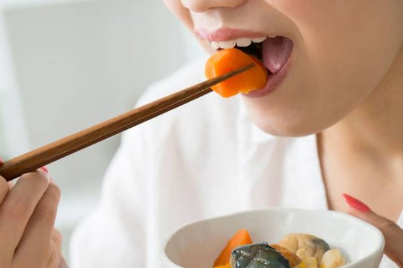 물티슈로 식탁을 닦을 경우 세정제 등 계면활성제 성분이 인체에 유입될 수 있어 주의가 필요하다는 전문가 경고가 나왔다. 사진은 본 기사 내용과 무관. [사진=픽사베이]