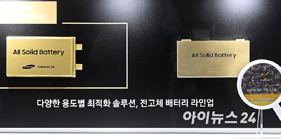 11일 서울 강남구 코엑스에서 열린 '인터배터리 2026'에서 삼성SDI 전고체 배터리가 전시되어 있다.[사진=곽영래 기자]