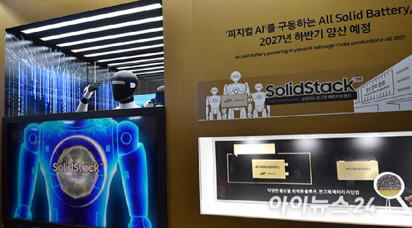 11일 서울 강남구 코엑스에서 열린 '인터배터리 2026'에서 삼성SDI 전고체 배터리가 전시되어 있다.[사진=곽영래 기자]
