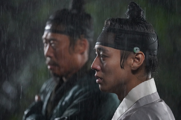 배우 유해진과 박지훈이 영화 '왕과 사는 남자'에서 열연하고 있다. [사진=(주)쇼박스]