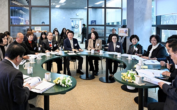 '두물머리 카페 아르츠'에서 열린 '송산권역 현장 티타임'에서 권역 부서장·자생단체장들이 지역 주요 현안에 대해 의견을 나누고 있다. [사진=의정부시]