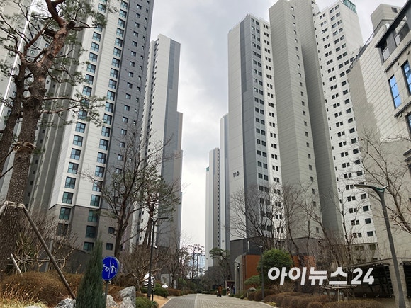 서초구 반포동 래미안원베일리(전용 84㎡)은 지난해 6월 72억원에서 지난 1월 60억8000만원으로 약 11억원 하락한 매물이 나와있다.사진은 역삼역 인근 신축 아파트.[사진=김민지 기자]