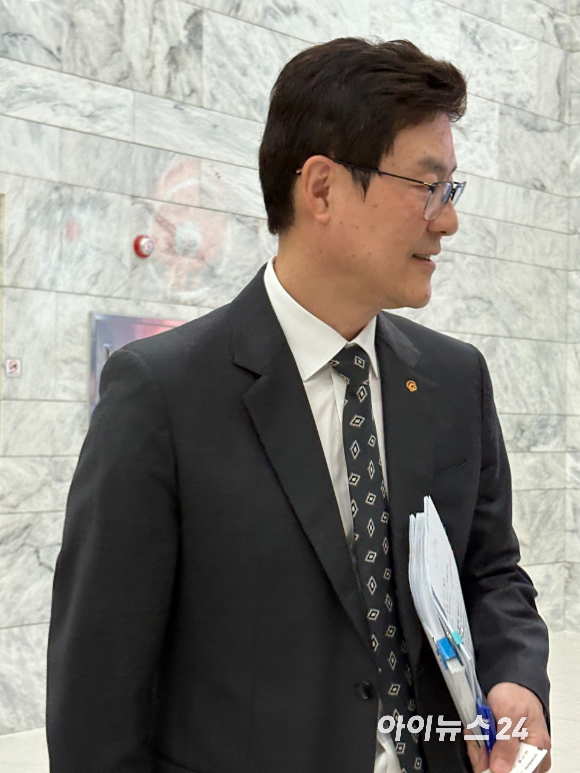 김기철 한화비전 대표가 24일 경기 성남시 정기 주주총회를 마친 뒤 취재진 질문에 답변하고 있다.[사진=권서아 기자]