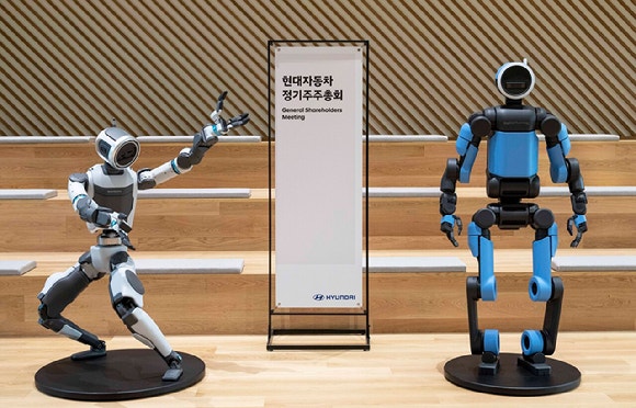 보스턴다이나믹스의 '차세대 전동식 아틀라스' 비구동 모델이 지난 26일 현대차 제58기 정기 주주총회이 열리는 현대자동차 양재동 본사사옥에 전시돼 있다.[사진=현대자동차]