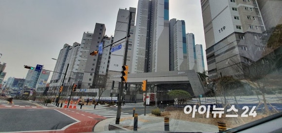 래미안 길음 센터피스(성북구 길음동)는 전용 84㎡가 17억~19억원에 거래되며 신고가를 경신하고 있지만,현장 공인중개업소에 따르면 27일 기준 전·월세 매물은 5건 안팎에 그치는 등 공급은 제한적인 상황이다.사