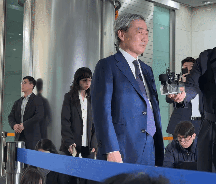 신현송 한국은행 총재 후보가 지난달 31일 서울 중구 한화금융플라자에 마련된 인사청문회 준비 사무실에 출근하기 전 발언하고 있다. [사진=아이뉴스24 DB]