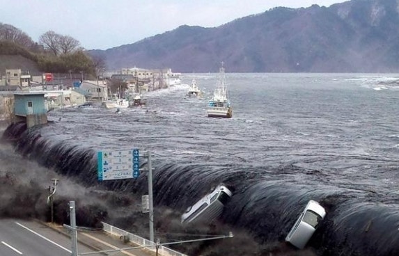 2011년 동일본 대지진 당시 쓰나미가 미야코시를 강타하고 있다.[사진=AFP/연합뉴스]