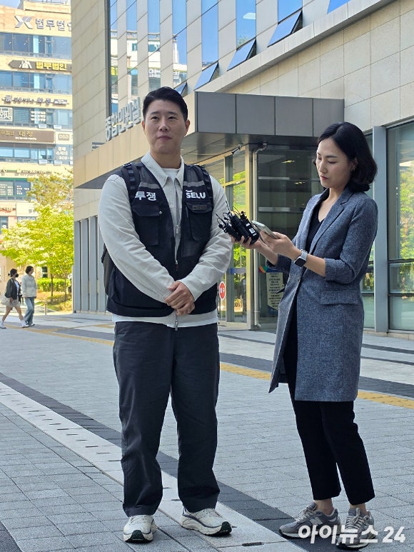 최승호 삼성그룹 초기업노동조합 삼성전자지부(초기업노조) 위원장이 삼성전자가 제기한 '위법 쟁의행위 금지 가처분' 2차 심문을 앞두고 입장을 밝히고 있다.[사진=황세웅 기자]