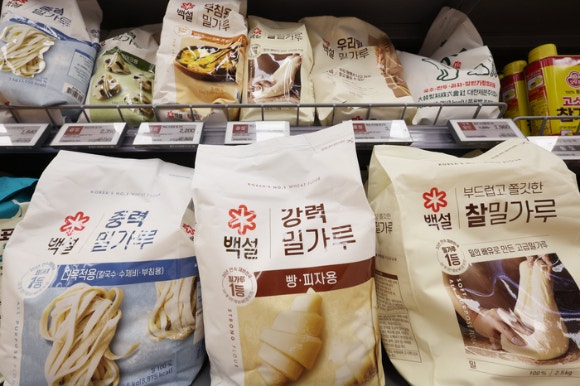 "밀가루값 다시 정하라"…먹거리 가격 인하 도미노 오나