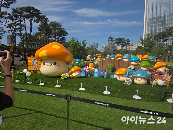 22일 서울 송파구 잠실 롯데타워 야외광장에 조성된 '헤네시스 머쉬룸 파크'에서 메이플스토리 관련 조형물이 전시돼 있다. [사진=넥슨]