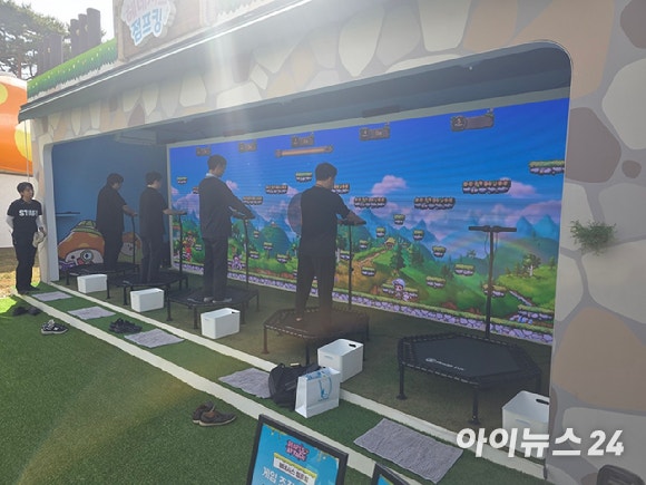 22일 서울 송파구 잠실 롯데타워 야외광장에 조성된 '헤네시스 머쉬룸 파크'에서 방문객들이 체험형 콘텐츠 '헤네시스 점프킹'을 즐기고 있다. [사진=넥슨]