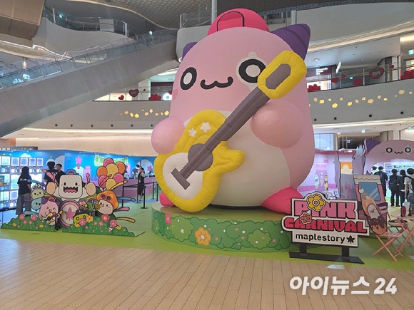22일 서울 송파구 잠실 롯데타워몰 내부에 메이플스토리 팝업 스토어 '핑크 카니발'의 마스코트인 대형 핑크빈 구조물이 설치돼 있다. [사진=넥슨]