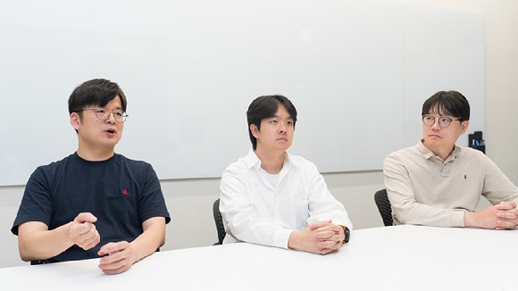 왼쪽부터 우아한형제들 남진호 푸드프로덕트실 테크리드, 장재주 통합서비스플랫폼 개발자, 박경태 기술이사·서버개발그룹장.jpg [사진=AWS]