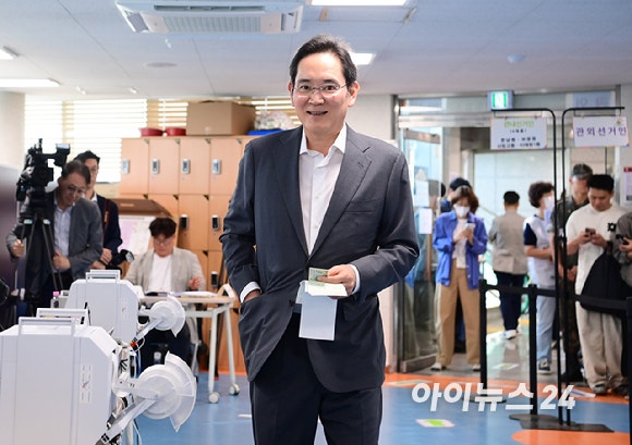 제9회 전국동시지방선거 사전투표 첫날인 29일 오전 서울 용산구 한남동 주민센터에 마련된 사전투표소에서 이재용 삼성전자 회장이 투표를 하고 있다. [사진=정소희 기자]