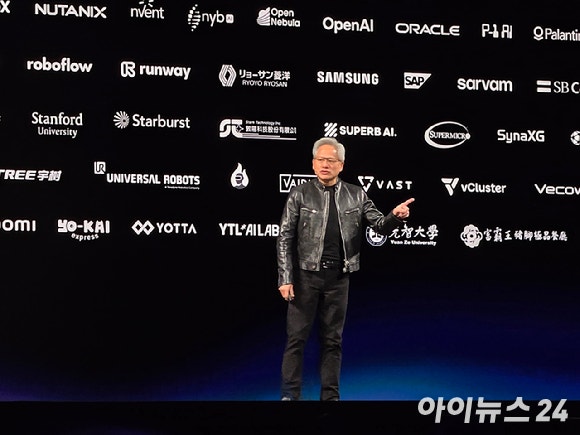 젠슨 황 엔비디아 CEO가 1일 타이베이 뮤직센터에서 기조연설을 하고 있다.[사진=황세웅 기자]