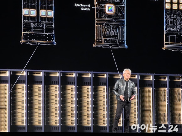 젠슨 황 엔비디아 CEO가 1일 타이베이 뮤직센터에서 기조 연설 중 '베라루빈'에 대해 설명하고 있다.[사진=황세웅 기자]