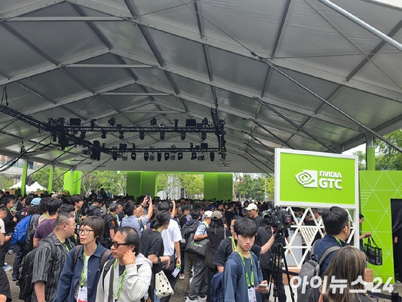 1일 '엔비디아 GTC 타이완 2026'에는 젠슨 황 CEO의 기조연설을 듣기 위해 몰려든 사람들로 인산인해를 이뤘다.[사진=황세웅 기자]