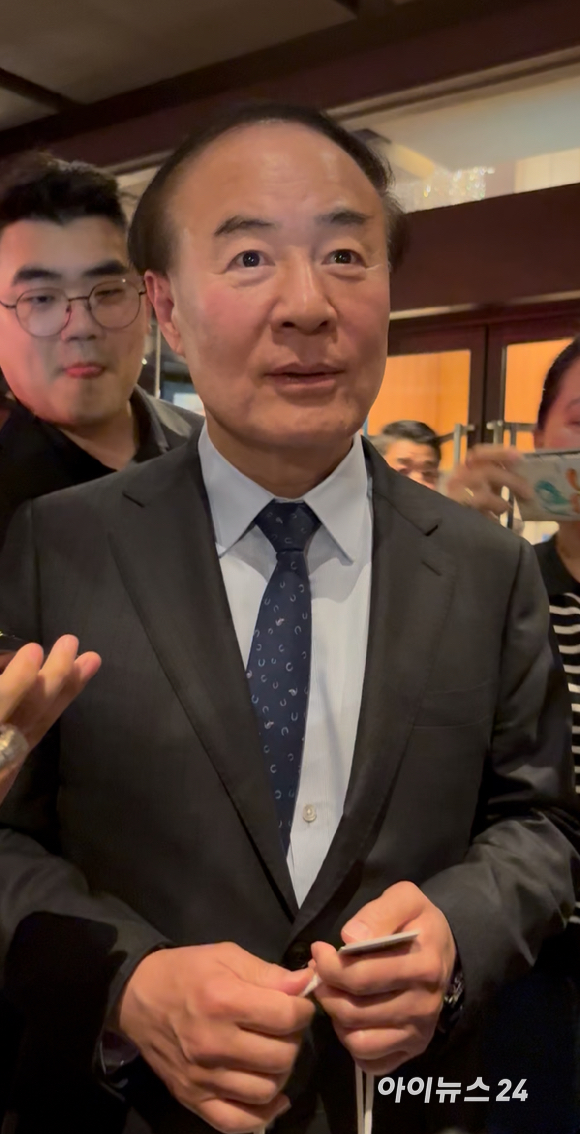 전영현 삼성전자 DS부문장(부회장)이 1일 서울 중구 신라호텔에서 열린 2026년도 제36회 삼성호암상 시상식이 끝난 후 오후 8시 45분께 기자들과 만나 대화하고 있다.[사진=권서아 기자]