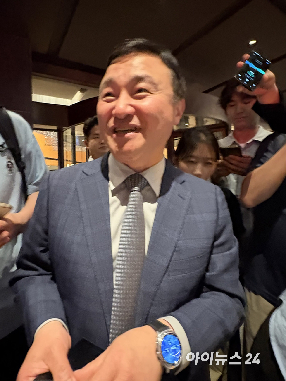 노태문 대표이사 겸 DX부문장(사장)이 1일 서울 중구 신라호텔에서 열린 2026년도 제36회 삼성호암상 시상식에 참석한 후 오후 8시 47분께 퇴장하고 있다.[사진=권서아 기자]