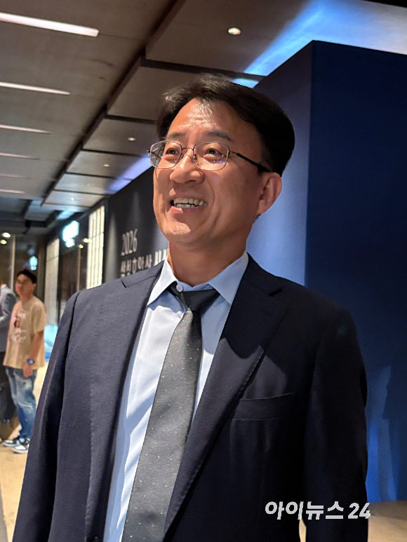 이청 삼성디스플레이 사장이 1일 서울 중구 신라호텔에서 열린 2026년도 제36회 삼성호암상 시상식에 참석한 후 오후 8시 41분께 퇴장하고 있다.[사진=권서아 기자]
