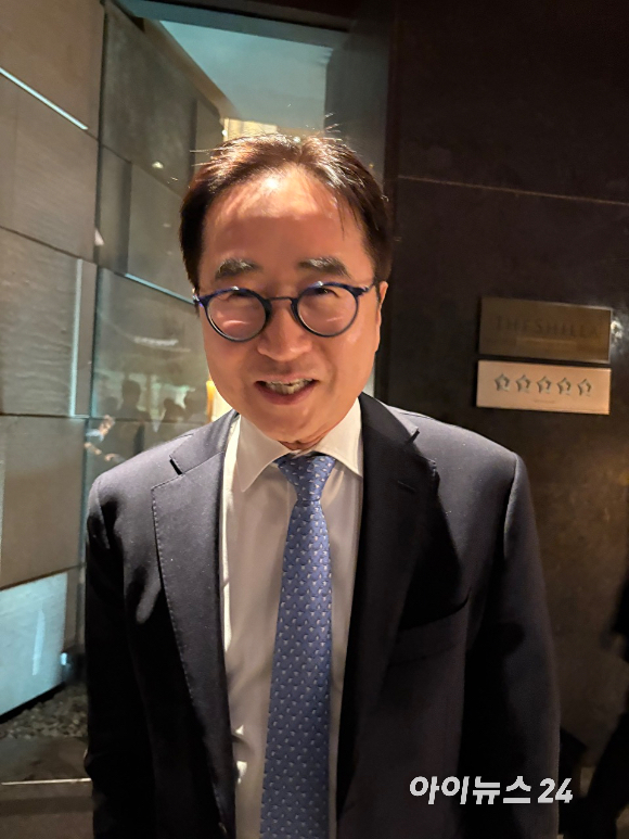 장덕현 삼성전기 사장이 1일 서울 중구 신라호텔에서 열린 2026년도 제36회 삼성호암상 시상식에 참석한 후 오후 8시 43분께 퇴장하고 있다.[사진=권서아 기자]
