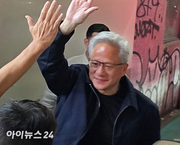 <b>젠슨 황</b>, <b>서울대</b> 찾는다…"학생들 만나고파" 직접 요청