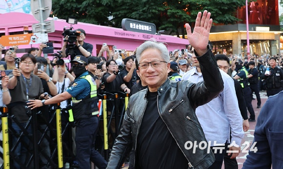 젠슨 황 엔비디아 최고경영자(CEO)가 5일 서울 마포구 서교동의 한 고깃집에서 열린 최태원 SK회장, 구광모 LG회장, 이해진 네이버 의장과의 삼겹살 회동에 참석하고 있다. [사진=곽영래 기자]