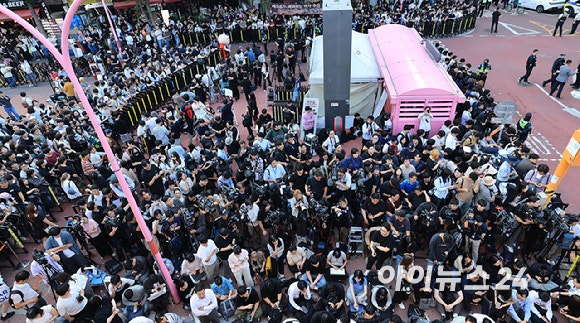젠슨 황 엔비디아 최고경영자(CEO)와 최태원 SK회장, 구광모 LG회장, 이해진 네이버 의장과 삼겹살 회동이 열린 5일 서울 홍대 거리가 인파로 가득하다. [사진=곽영래 기자]