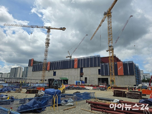 "2030년 <b>AIDC 수주</b> 5조원 목표"…LGU+ '파주 <b>AIDC</b>' 가보니 [르포]